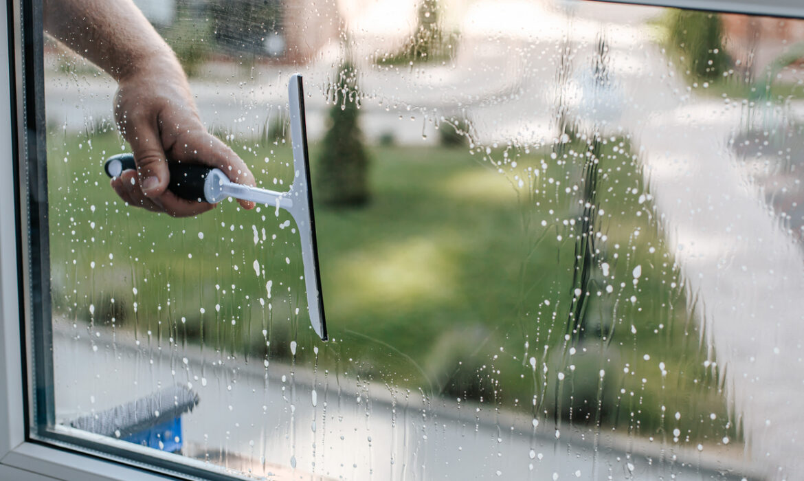 Le guide complet du nettoyage des vitres en hauteur pour les immeubles d’entreprise