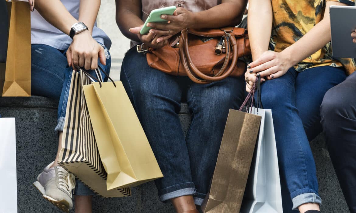 Entre stratégies marketing online et offline : laquelle choisir pour la vente des sacs magasins ?