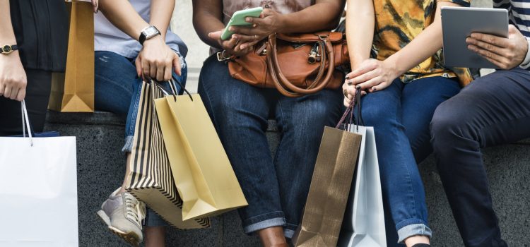 Entre stratégies marketing online et offline : laquelle choisir pour la vente des sacs magasins ?