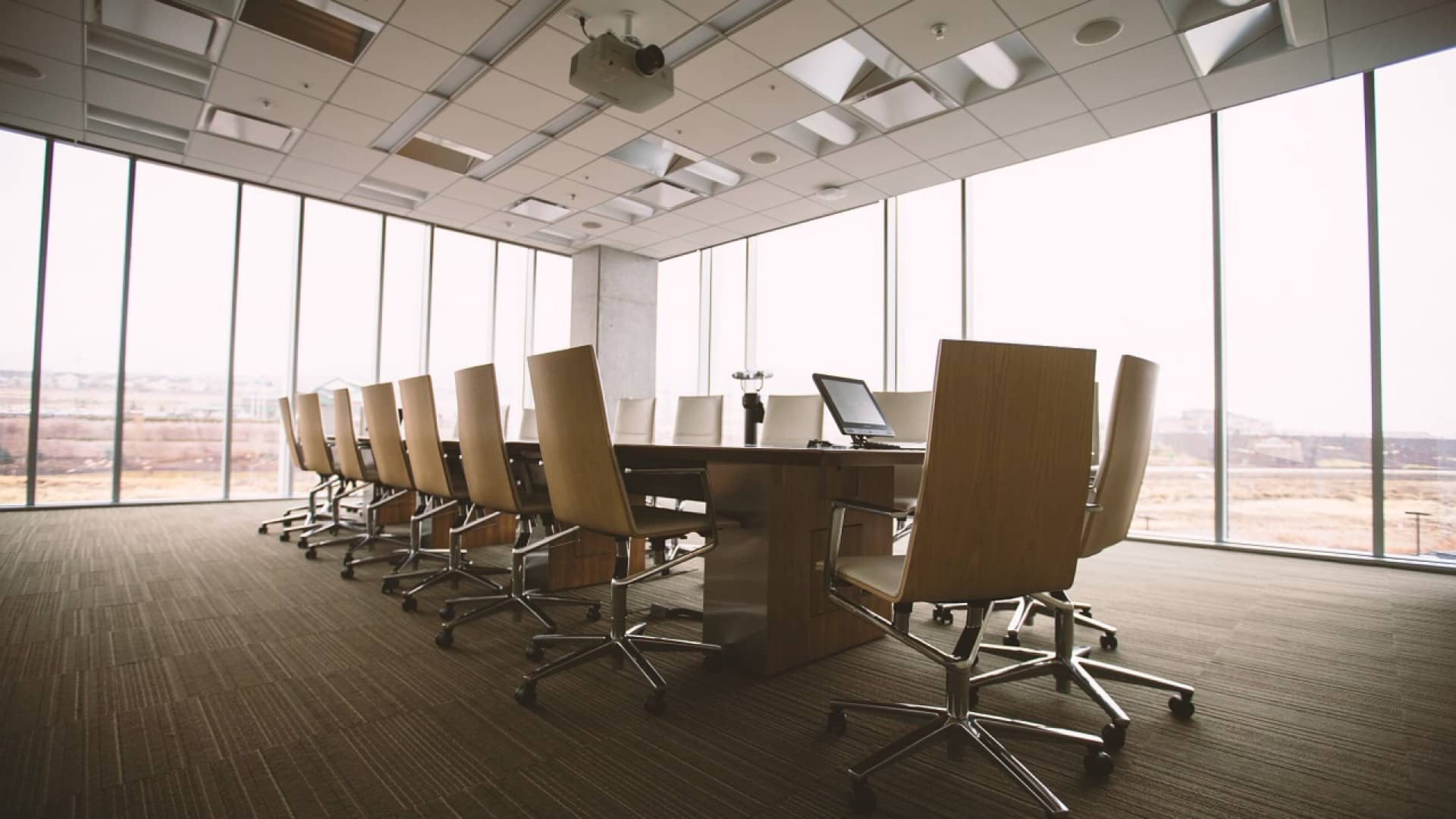 Aménagement de bureaux : pourquoi opter pour une cloison phonique en kit ?