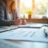 Bureau moderne avec documents financiers et ordinateur pour article