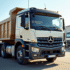 Camion benne d'occasion dans un lot industriel en plein jour