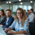 Groupe de jeunes professionnels dans un bureau moderne