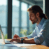 Professionnel utilisant un token de securite au bureau