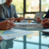 Quatre professionnels collaborant autour d'une table moderne avec cartes marketing
