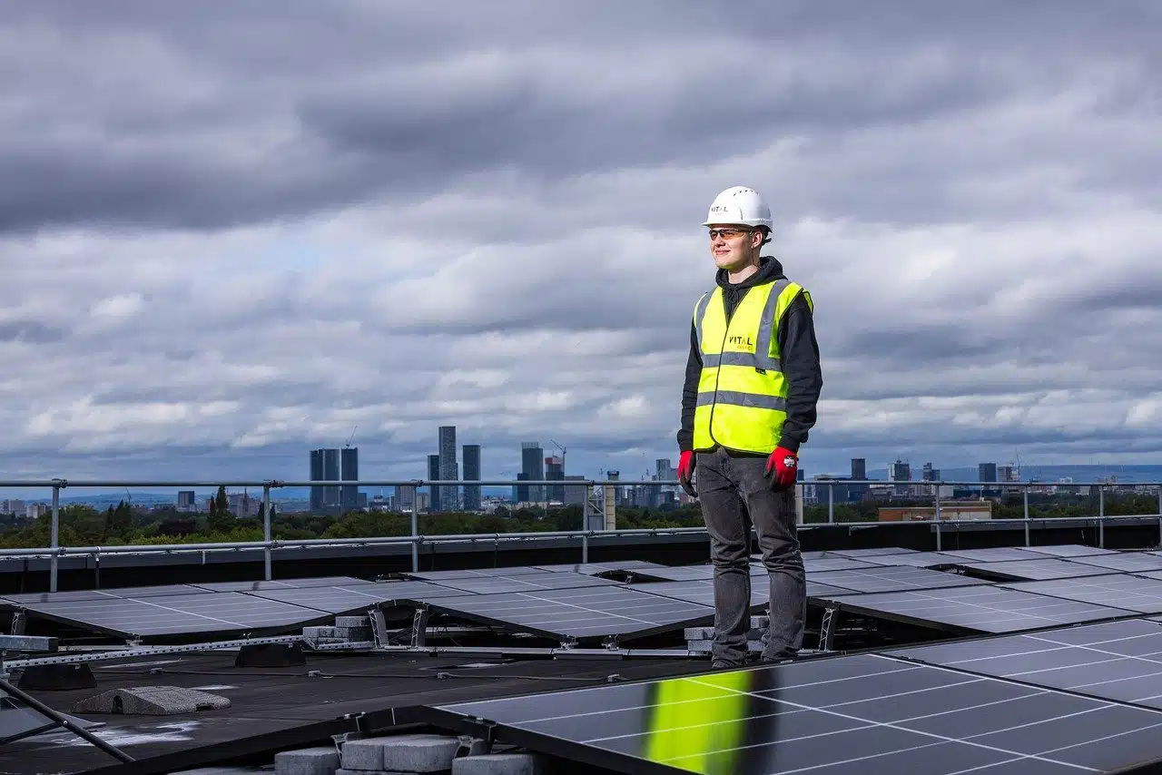 un homme sur un chantier de panneaux solaires